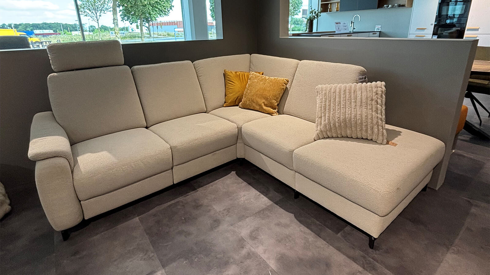 Modernes Ecksofa in heller Ausführung mit Relaxfunktion, verstellbarem Kopfteil, Klappfunktion und echtem Rücken.