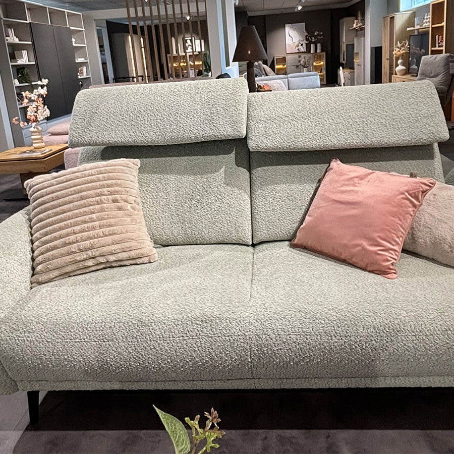 Helle Polstergarnitur mit 3-Sitzer und 2,5-Sitzer in Trendy mint, mit verstellbaren Kopfteilen, Sitztiefenverstellung und echtem Rücken.