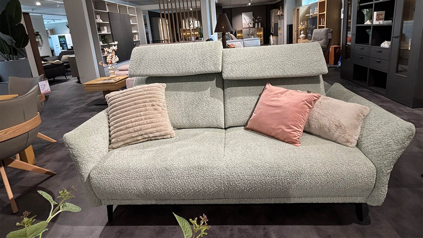 Helle Polstergarnitur mit 3-Sitzer und 2,5-Sitzer in Trendy mint, mit verstellbaren Kopfteilen, Sitztiefenverstellung und echtem Rücken.