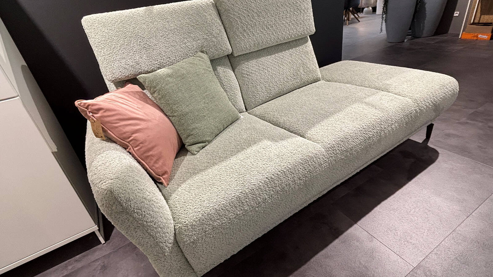 Helle Polstergarnitur mit 3-Sitzer und 2,5-Sitzer in Trendy mint, mit verstellbaren Kopfteilen, Sitztiefenverstellung und echtem Rücken.