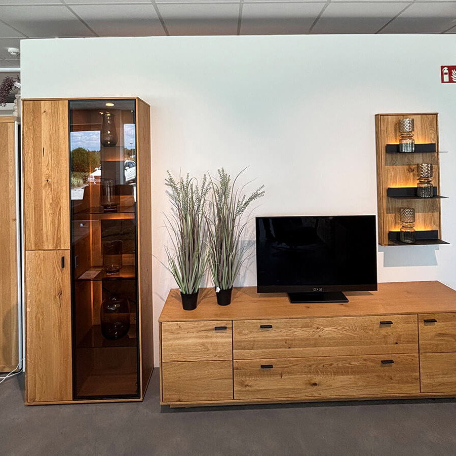 Wohnkombination aus Ast- und Balkeneiche mit beleuchtetem Highboard, Lowboard und Wandregal im modernen, natürlichen Design.