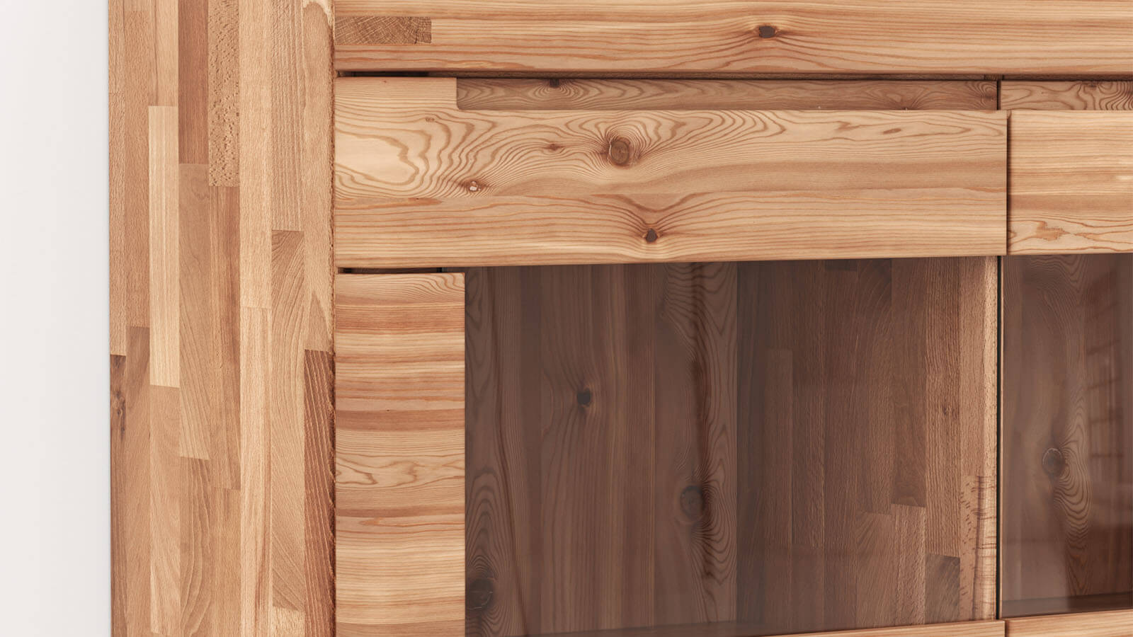 Massivholz-Highboard aus natur geölter Astbuche mit gerundeten Fronten und großzügigem Stauraum