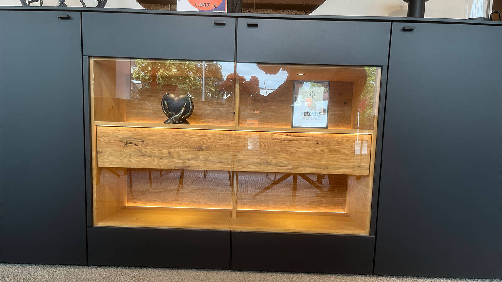 Großes Sideboard in mattem Anthrazit mit grifflosen Fronten, geölten Eiche-Massivholz-Akzenten und integrierter Beleuchtung