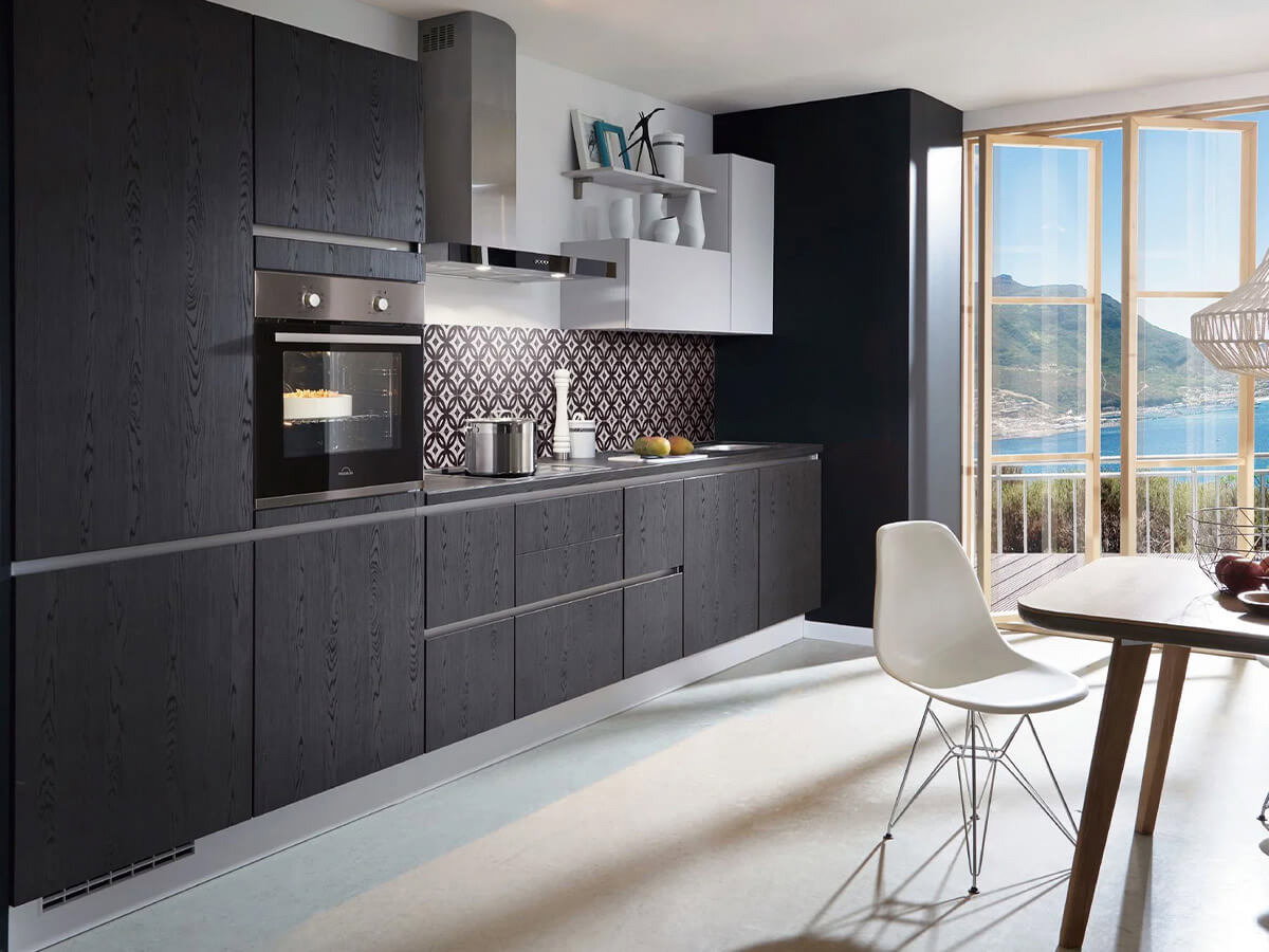 Nobilia Structura K&uuml;chenzeile in Schwarz mit grifflosen Fronten, markanter Holzmaserung und modernem Design