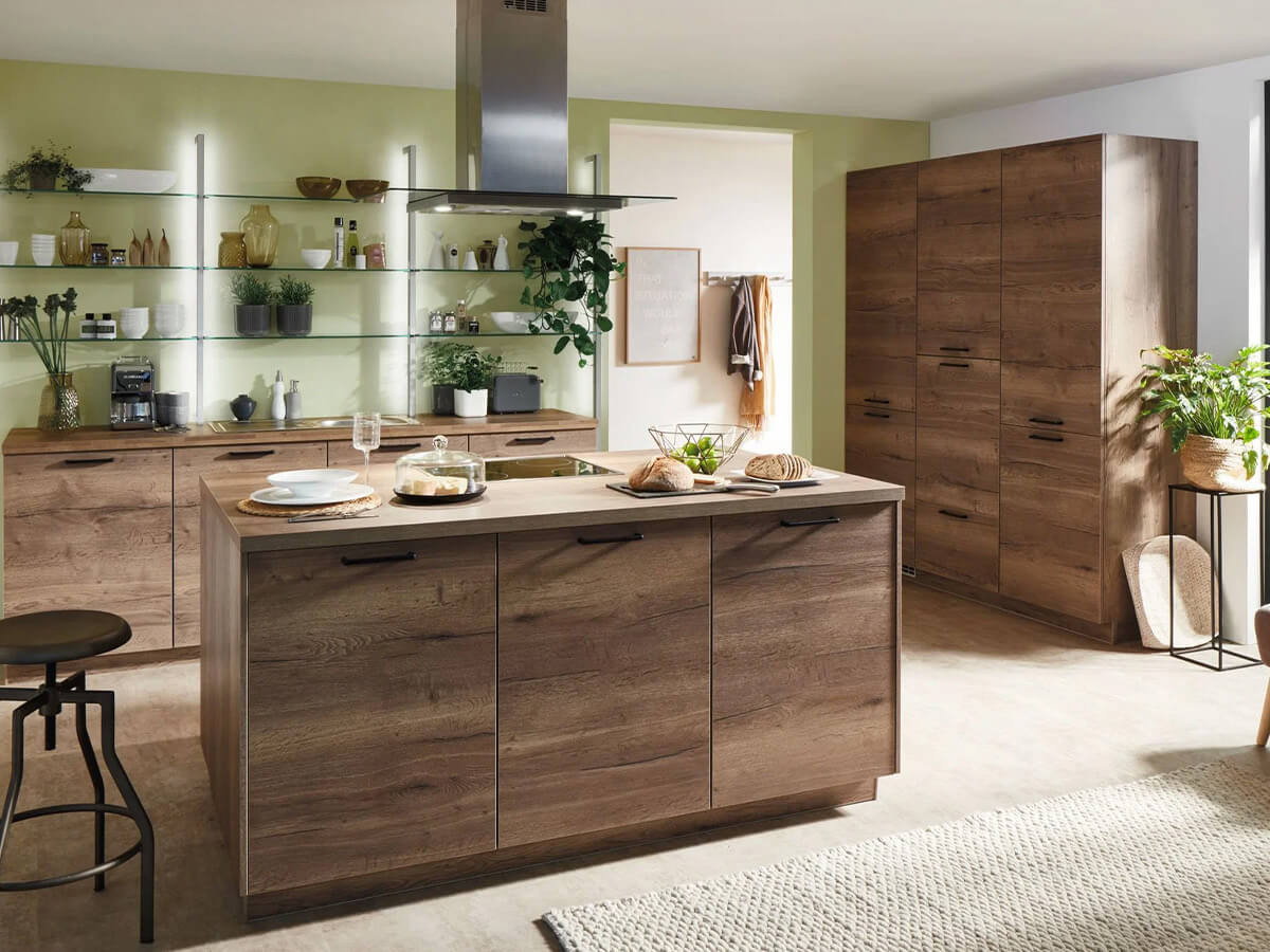 Nat&uuml;rliche Nobilia Structura Inselk&uuml;che in Holzbraun mit Kochinsel, Glas-H&auml;ngeregalen und durchdachten Staurauml&ouml;sungen