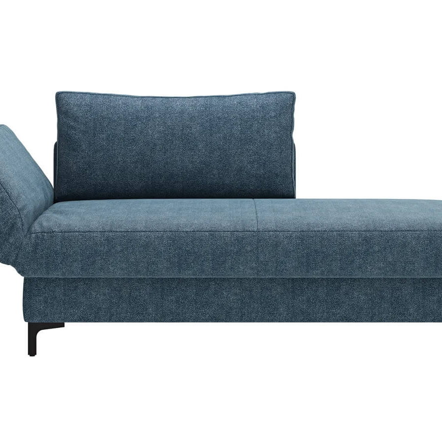 Großzügiges Schlafsofa mit Stoffbezug in verschiedenen Farben, komfortabler Sitzfläche, breiten Armlehnen, zwei Rückenkissen und schwarzen Designfüßen aus Metall