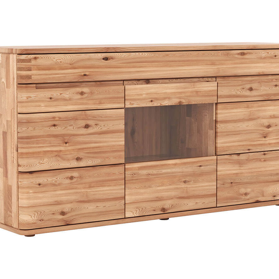 Sideboard aus massiver Astbuche mit natürlicher Holzmaserung, warm geölter Oberfläche, eleganter Holz- und Glastüre sowie praktischem Schubkasten