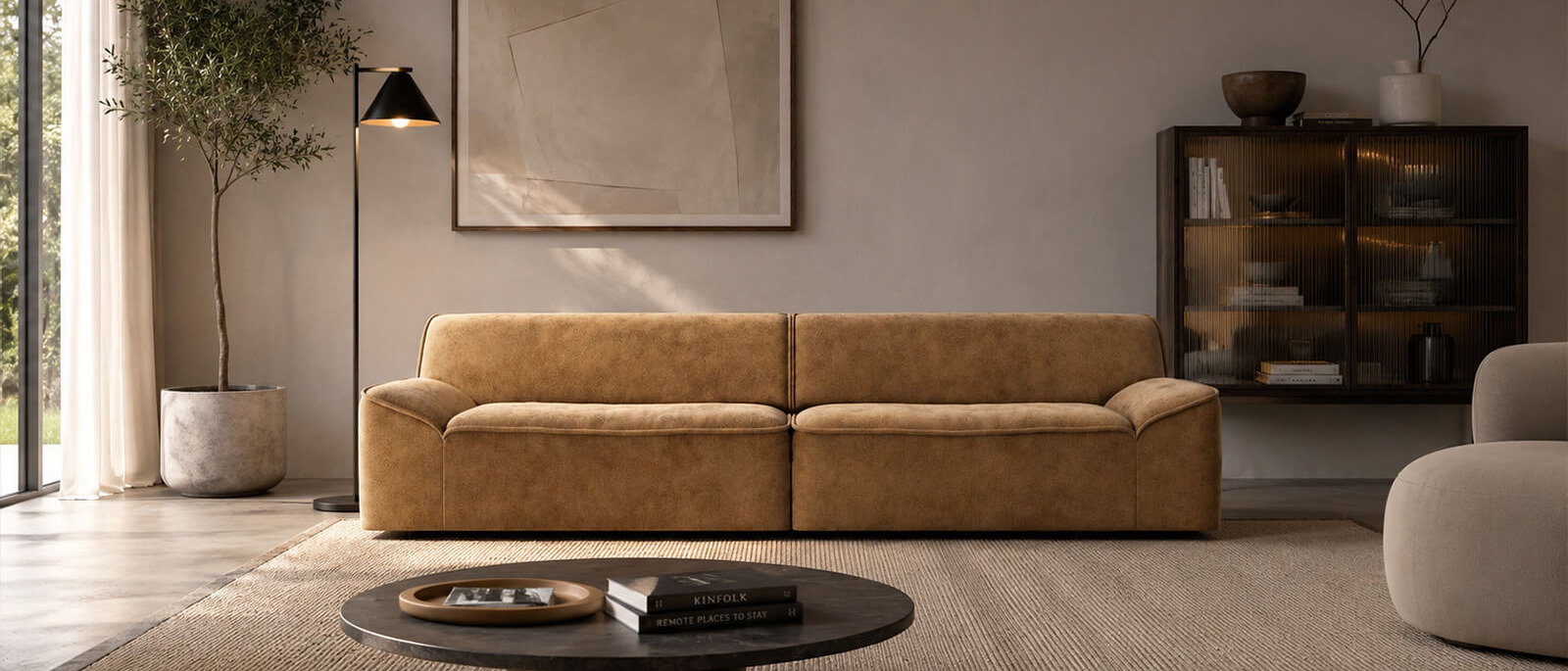 Design-Sofa von Jakobsen Copenhagen in einem stilvoll eingerichteten Wohnzimmer mit moderner Wohnatmosphäre. Das hochwertige Polstersofa überzeugt mit eleganter Form, komfortabler Gestaltung und zeitlosem skandinavischem Möbeldesign.