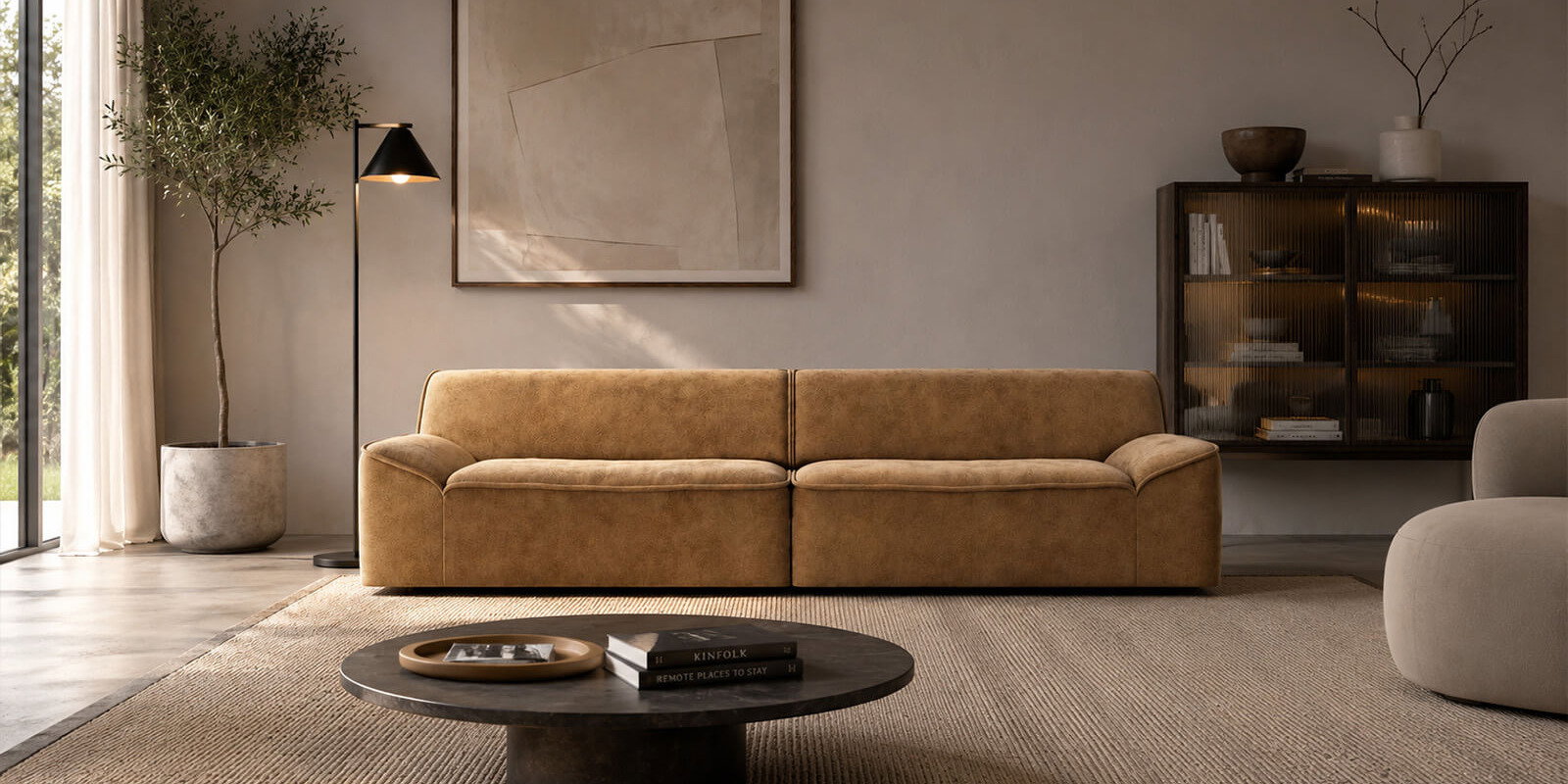 Design-Sofa von Jakobsen Copenhagen in einem stilvoll eingerichteten Wohnzimmer mit moderner Wohnatmosphäre. Das hochwertige Polstersofa überzeugt mit eleganter Form, komfortabler Gestaltung und zeitlosem skandinavischem Möbeldesign.