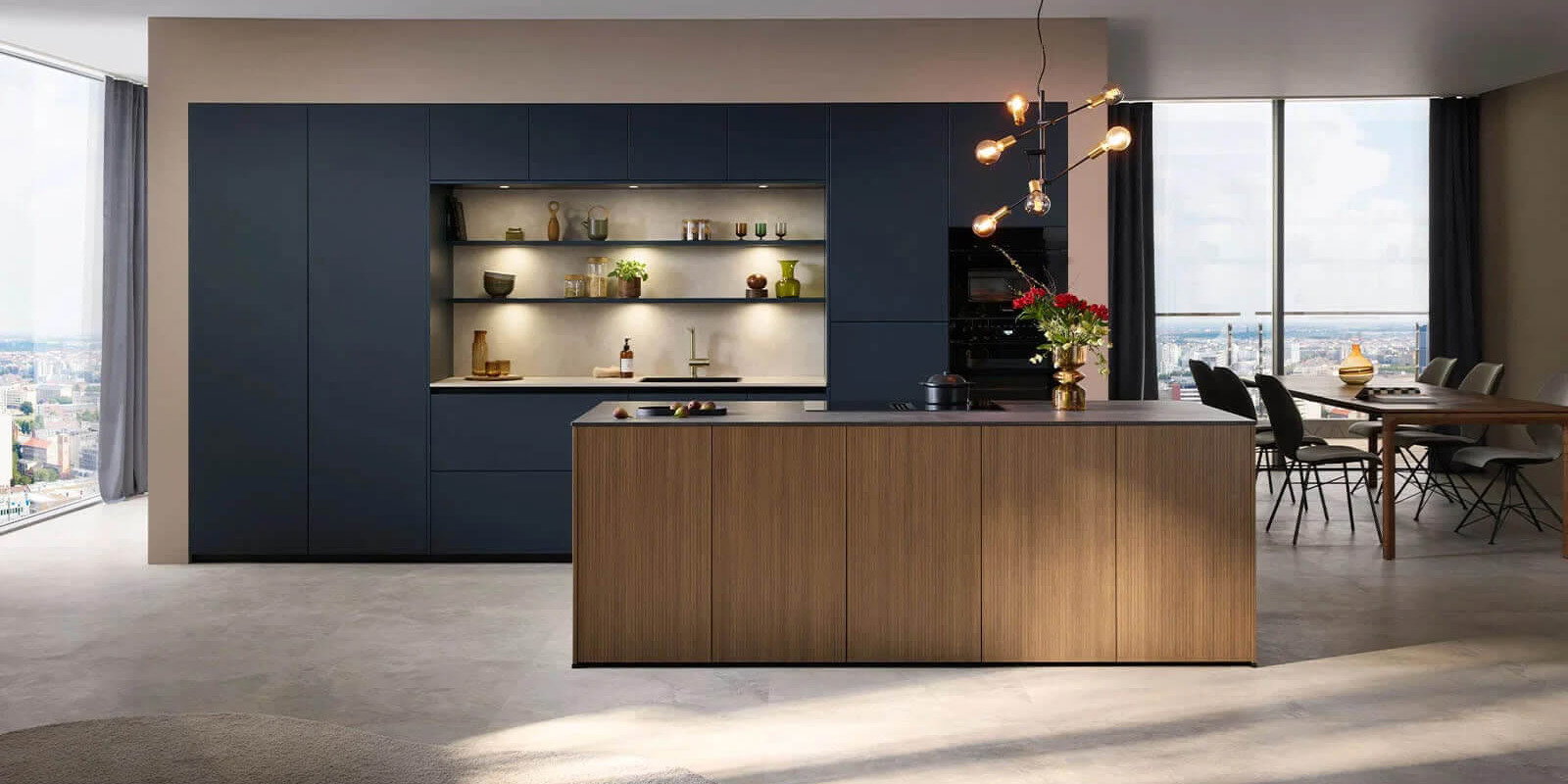 Moderne Global Inselk&uuml;che 51.230 mit tiefblauen Fronten und dunkler Eichen-Rillenoptik. Die gro&szlig;z&uuml;gige K&uuml;cheninsel mit grafitfarbener Keramikarbeitsplatte und heller Betonoptik verbindet stilvolles Design, viel Stauraum und komfortable Miele-K&uuml;chentechnik