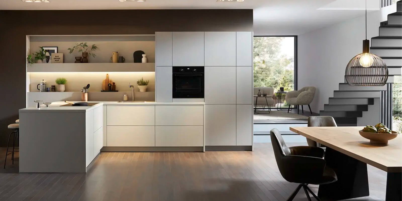Moderne Contur L-K&uuml;che 50.100 in Kieselgrau mit gro&szlig;z&uuml;giger Arbeitsfl&auml;che, praktischem Stauraum und integrierten AEG-Markenger&auml;ten. Die zeitlose K&uuml;chenplanung verbindet elegante Optik mit funktionaler Ausstattung und schafft eine komfortable L&ouml;sung f&uuml;r den modernen K&uuml;chenalltag