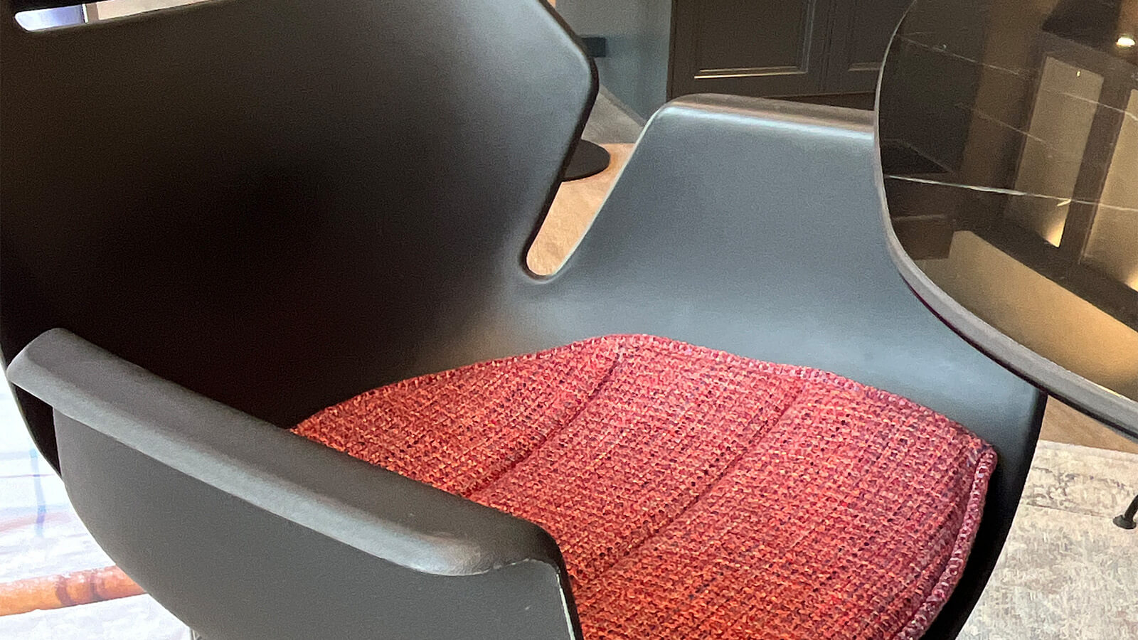 RAUM.FREUNDE Essgruppe Jari mit schwarzem Keramiktisch und sechs Tooon Lux Stühlen in Schwarz