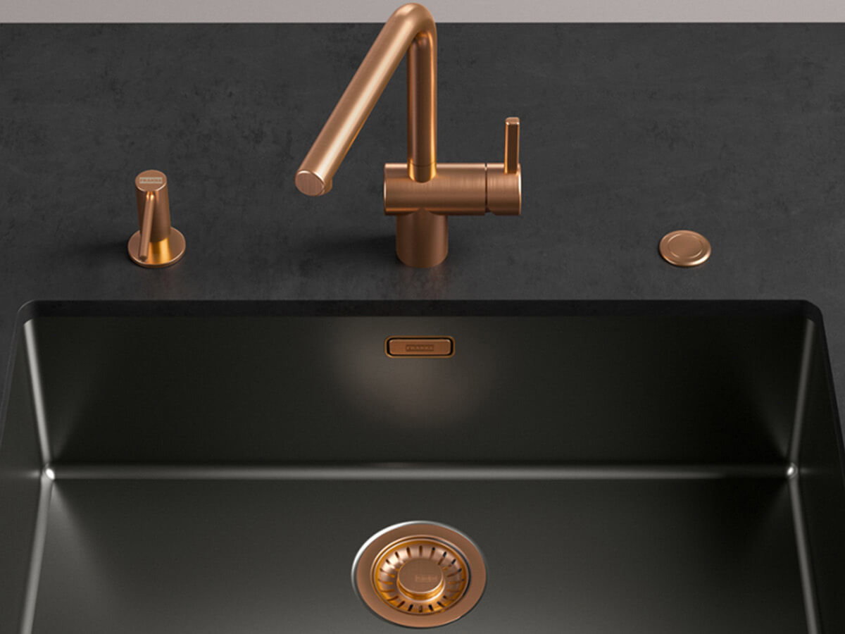 Moderne Franke Küche mit Edelstahlspüle, Küchenarmatur und integriertem Kochfeld auf einer eleganten Arbeitsplatte