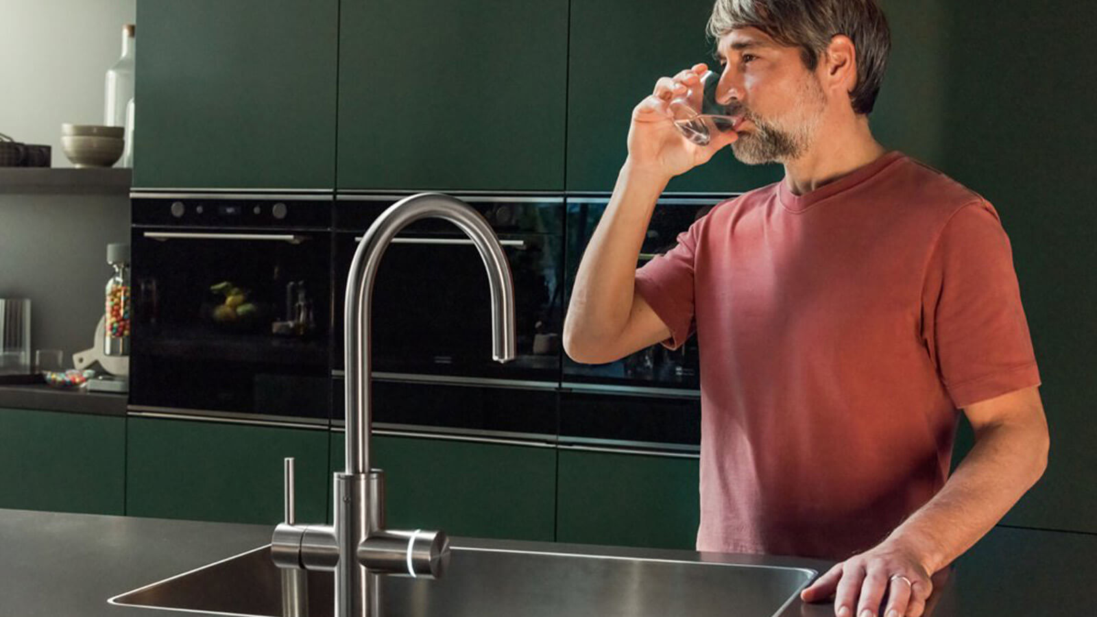 Franke Trinkwasserstation f&uuml;r gefiltertes Wasser in einer modernen K&uuml;che