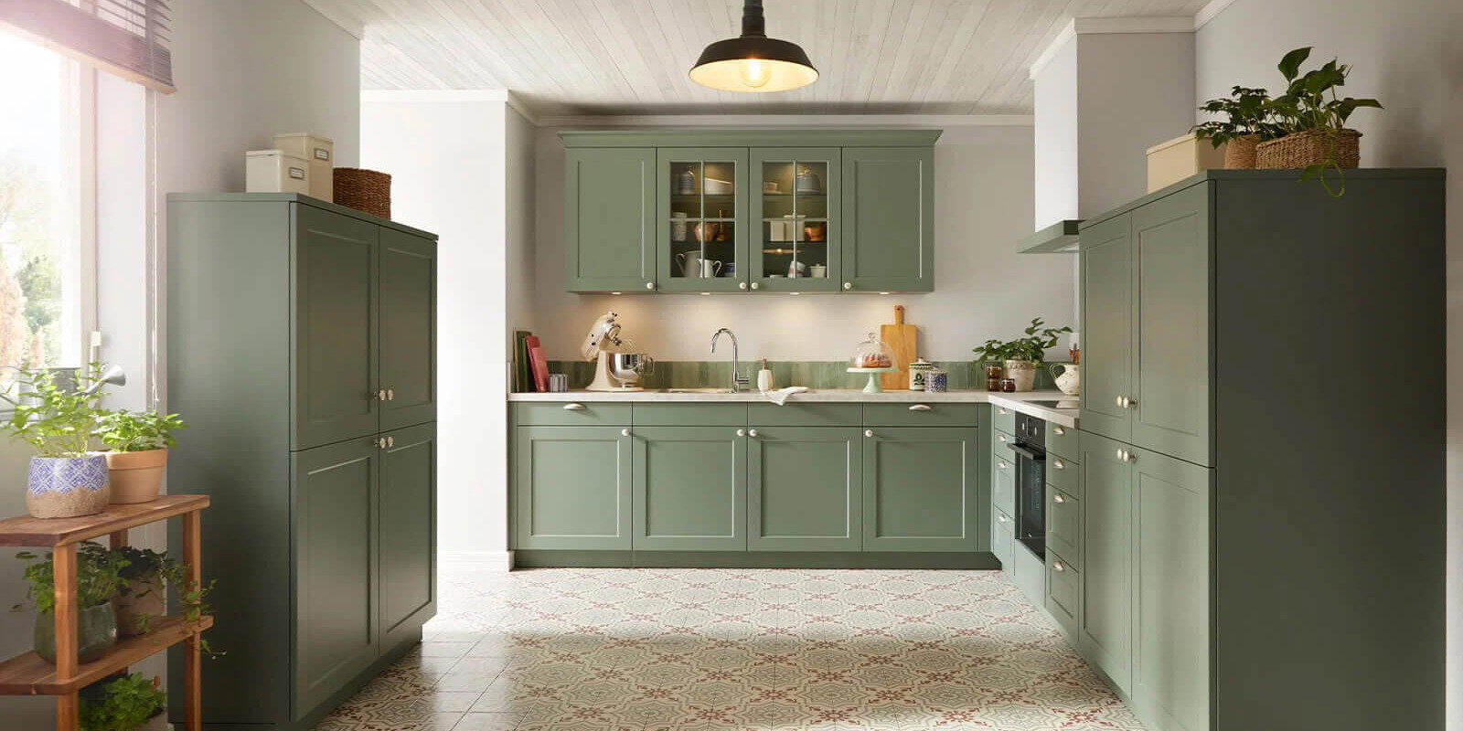Moderne U-K&uuml;che in Eukalyptusgr&uuml;n Satin im zeitlosen Landhausstil mit gro&szlig;z&uuml;giger Arbeitsfl&auml;che, praktischen Staurauml&ouml;sungen und integrierten K&uuml;chenger&auml;ten. Die harmonische K&uuml;chenplanung verbindet wohnliches Design mit funktionaler Ausstattung
