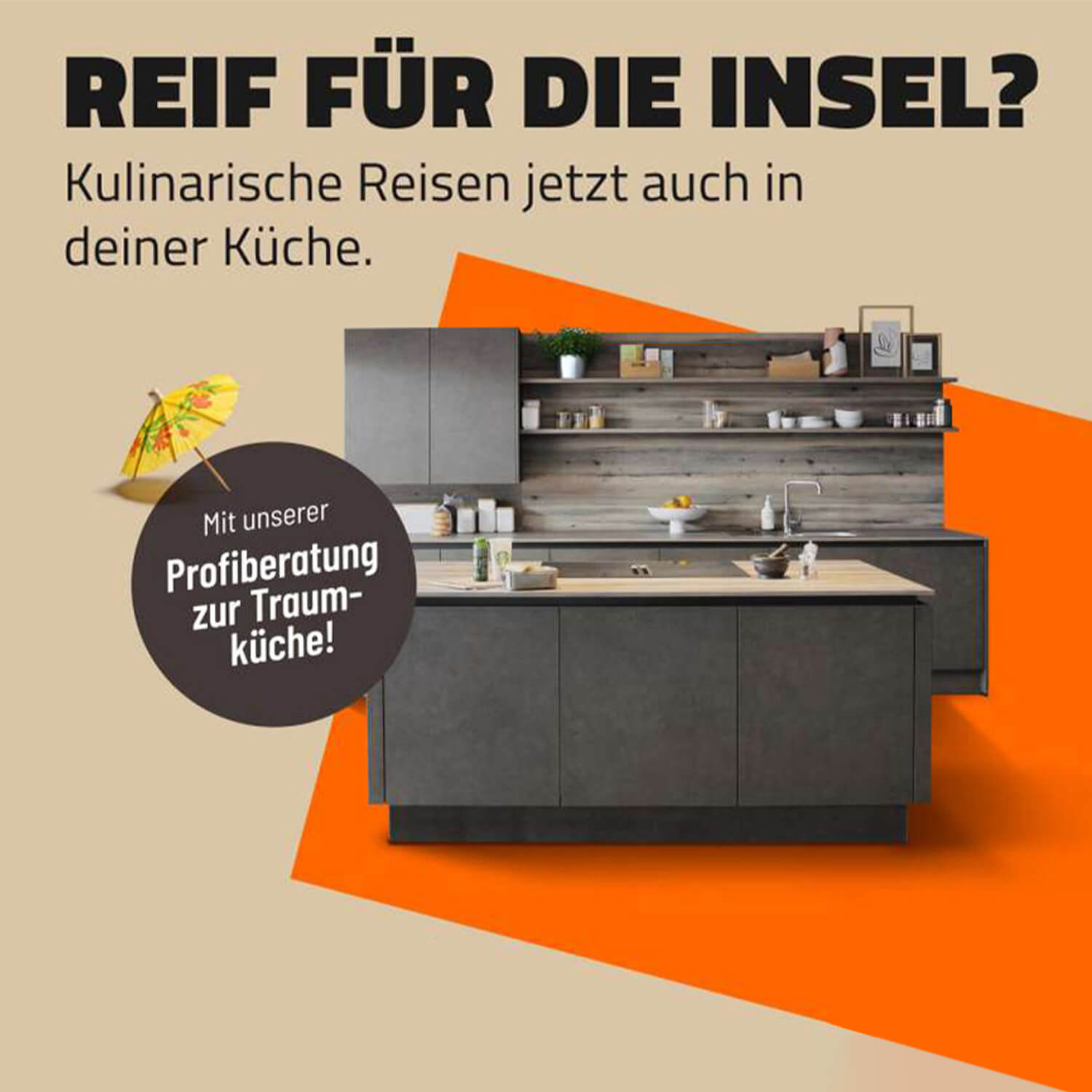 Werbeanzeige für eine moderne Küche mit dem Slogan „REIF FÜR DIE INSEL?“. Darunter steht „Kulinarische Reisen jetzt auch in deiner Küche.“ Im Mittelpunkt ist eine graue Kücheninsel mit Spüle und angrenzenden Hängeschränken. Ein schwarzer Kreis wirbt für „Profiberatung zur Traumküche!“.