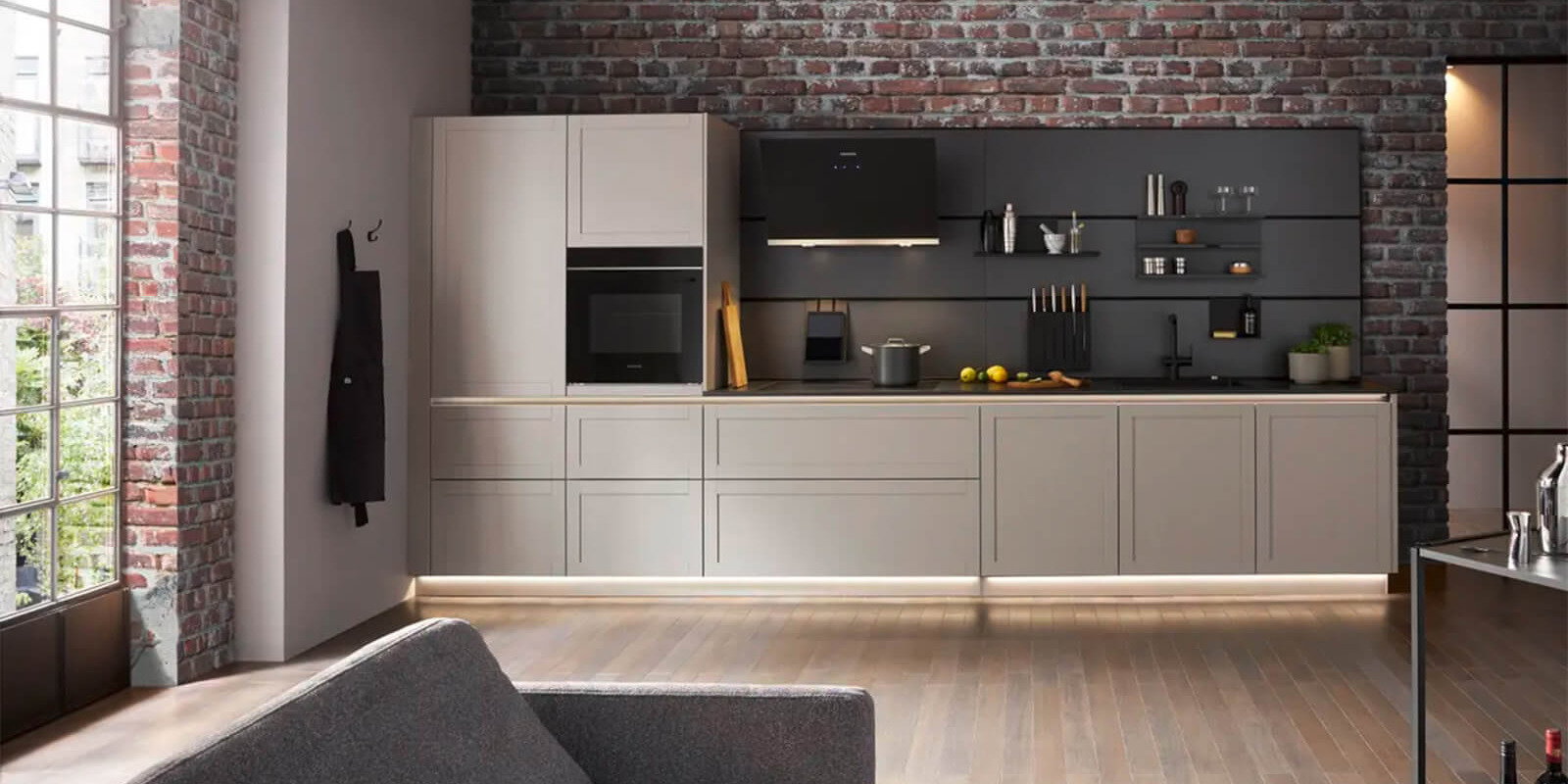 Moderne K&uuml;chenzeile in Kaschmirbraun Satin mit gro&szlig;z&uuml;giger Arbeitsfl&auml;che, Hochschr&auml;nken und integrierten Markenger&auml;ten. Die zeitgem&auml;&szlig;e K&uuml;che bietet viel Stauraum und verbindet ein elegantes Design mit praktischer Funktionalit&auml;t