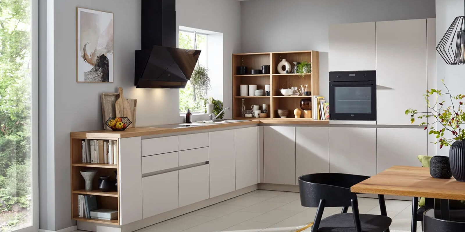 Moderne L-K&uuml;che in Sandgrau matt mit klaren Linien, gro&szlig;z&uuml;gigem Stauraum und hochwertiger AEG-Markentechnik. Die zeitlose K&uuml;chenplanung verbindet eine elegante Optik mit praktischer Funktionalit&auml;t und komfortabler Ausstattung f&uuml;r den modernen K&uuml;chenalltag.