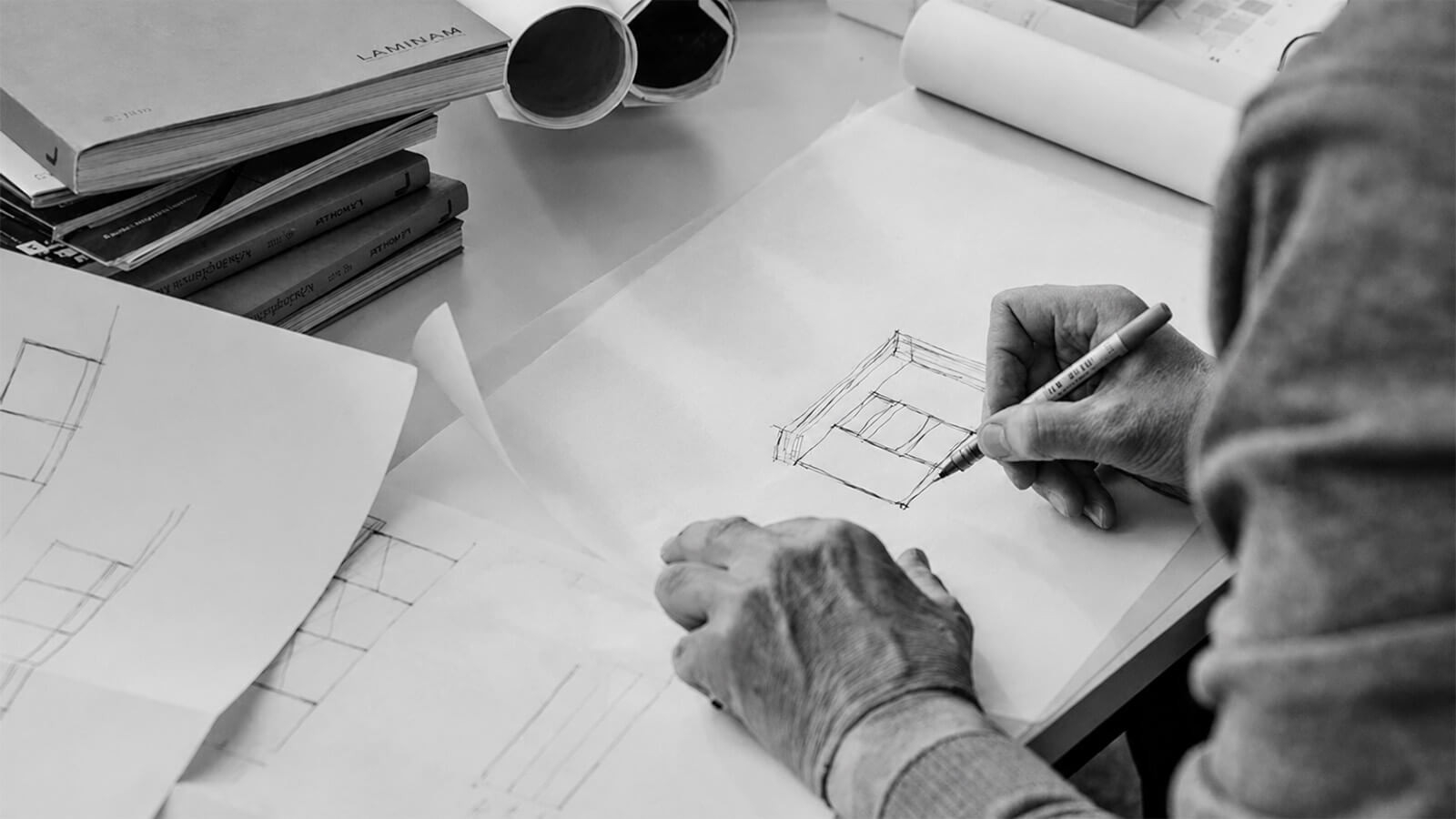 Architekt zeichnet per Hand eine Skizze für Raumplanung und Interior Design