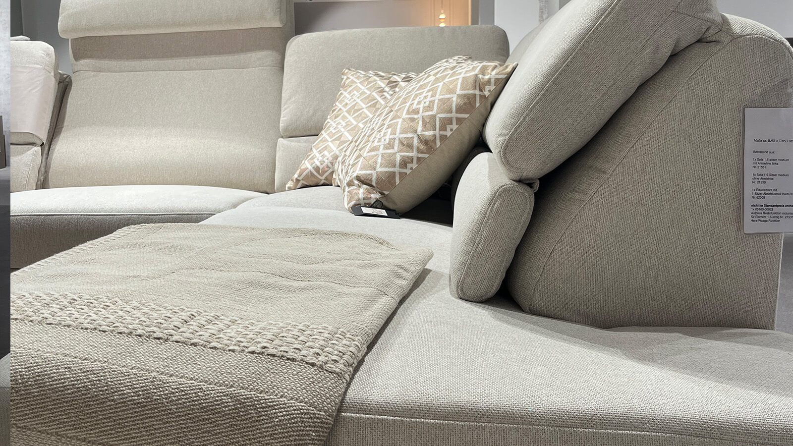 Großzügige Eckpolstergarnitur in naturfarbenem Stoffbezug Simply Clean Nature mit glatter Sitzfläche, schwarzem Metallfuß, verstellbaren Rückenlehnen, klarer Linienführung und komfortabler Relaxfunktion