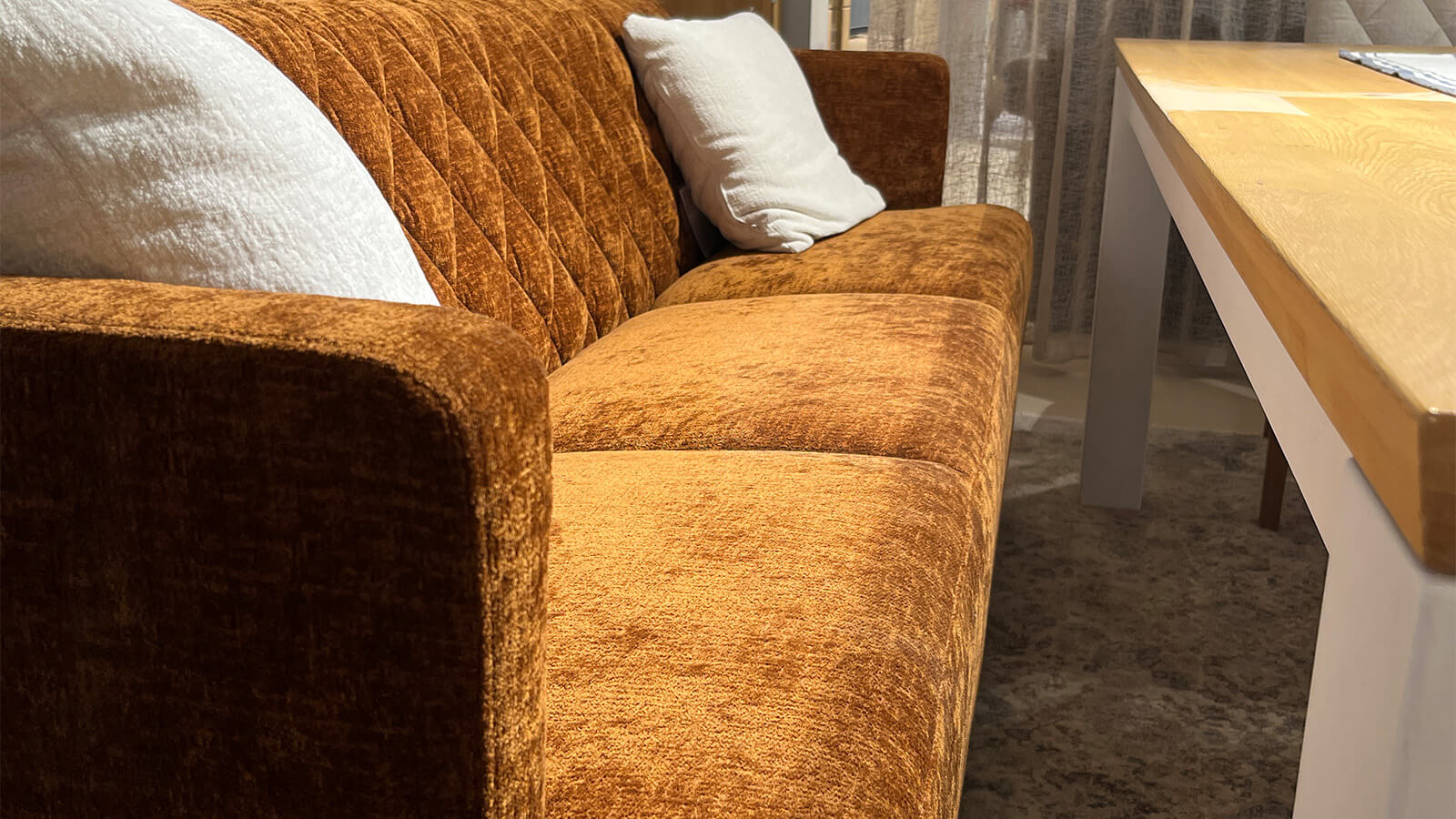 Tischgruppe Lebensart Irvine und Clapton mit Esstisch aus massiver Wildeiche, weiß lackiertem Tischgestell, gepolsterter Bank in Cinnamon und vier Stühlen mit Stoffbezug in Nature. Die Sitzmöbel verfügen über elegante Rautensteppungen und geölte Eiche-Füße