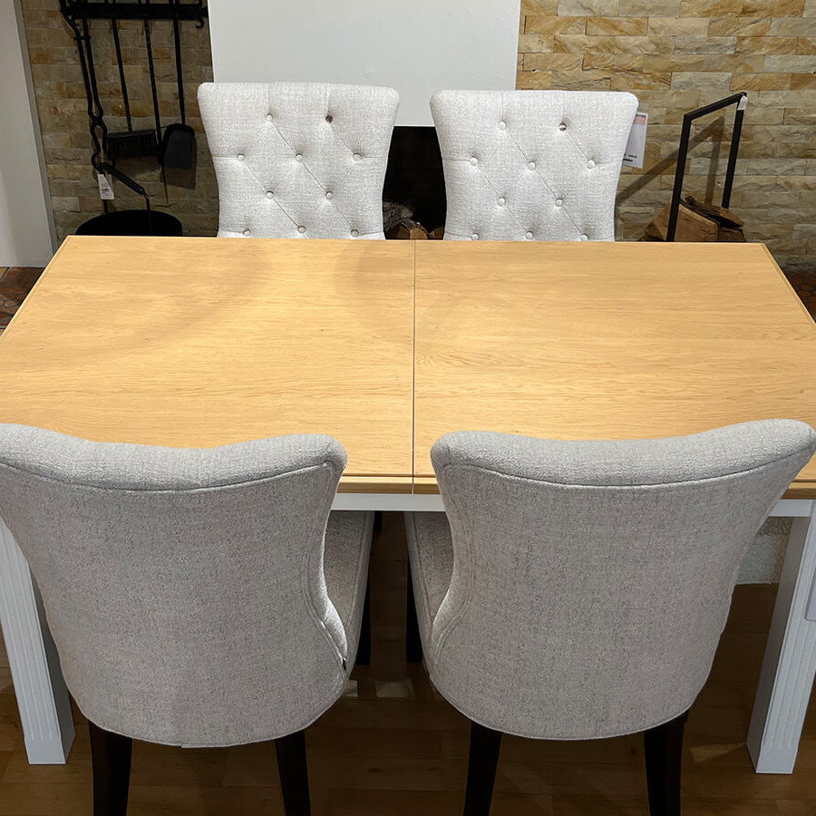 Essgruppe Maisonette mit ausziehbarem Esstisch in Weiß mit Asteiche-Akzenten und sechs handgefertigten Baloral Stühlen von Riviera Maison mit hellen Stoffbezügen und schwarzen Beinen