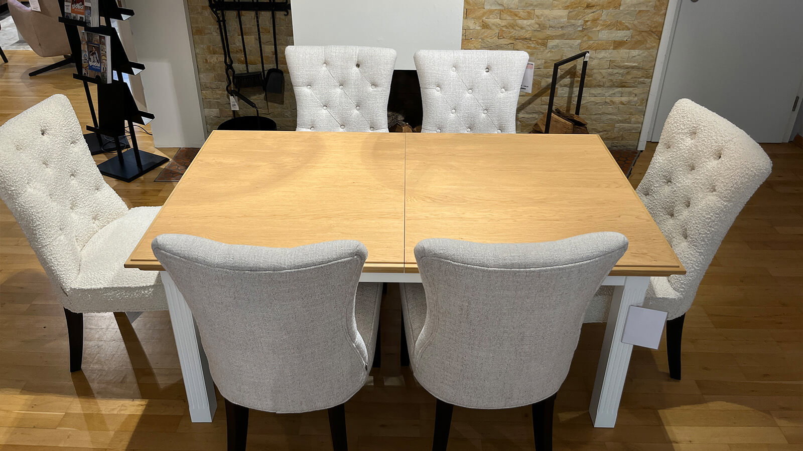 Essgruppe Maisonette mit ausziehbarem Esstisch in Weiß mit Asteiche-Akzenten und sechs handgefertigten Baloral Stühlen von Riviera Maison mit hellen Stoffbezügen und schwarzen Beinen