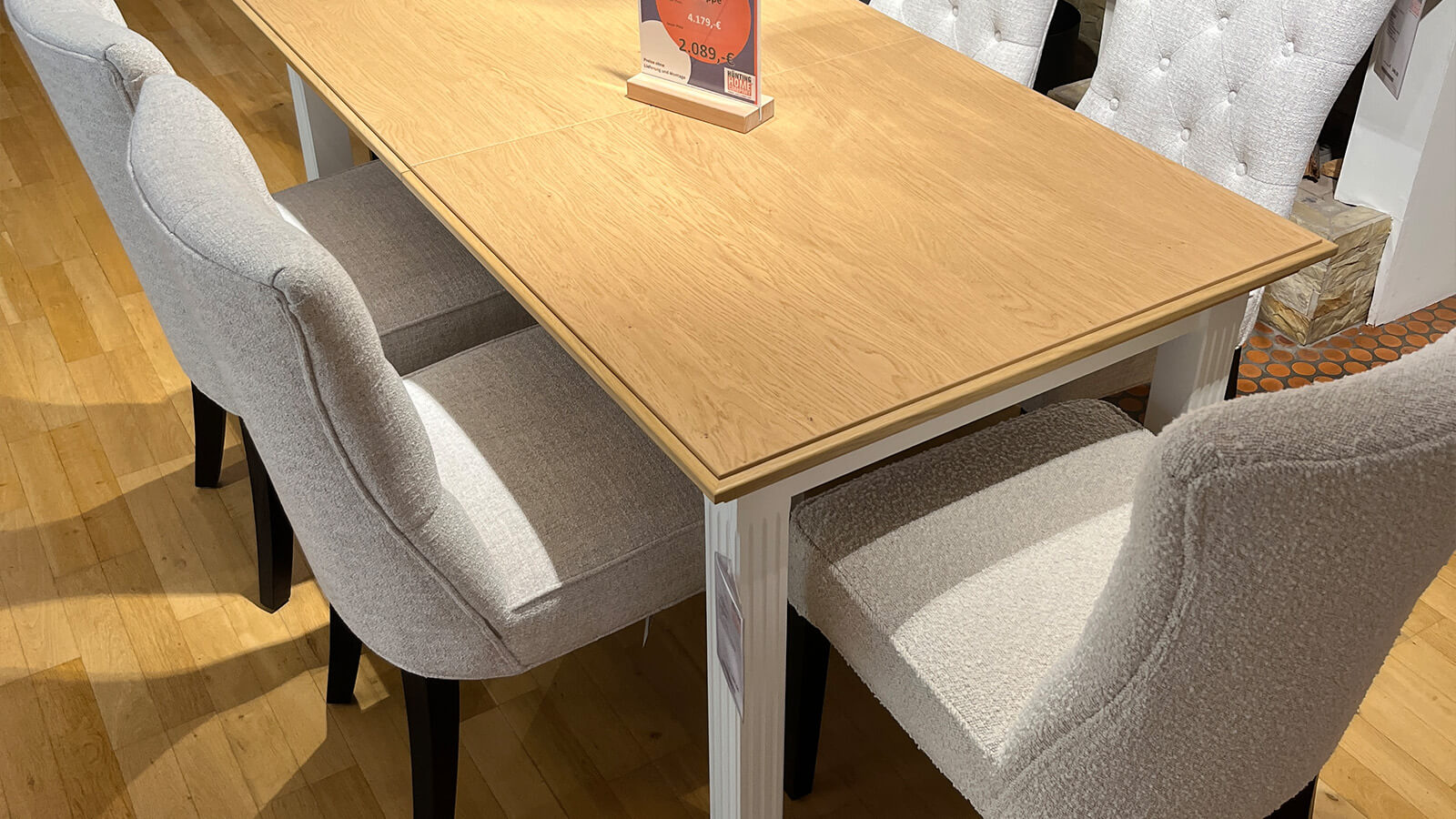 Essgruppe Maisonette mit ausziehbarem Esstisch in Weiß mit Asteiche-Akzenten und sechs handgefertigten Baloral Stühlen von Riviera Maison mit hellen Stoffbezügen und schwarzen Beinen