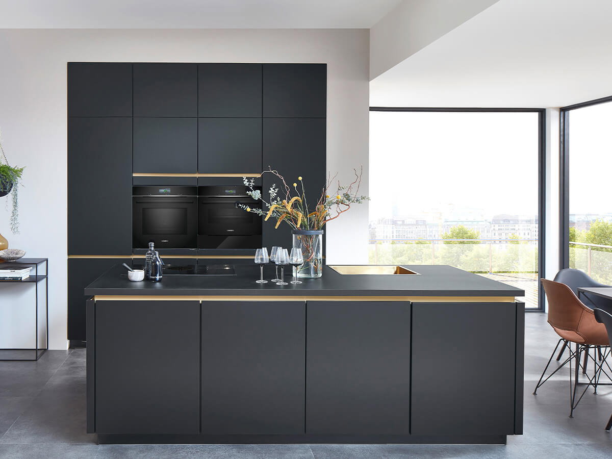 Designküche EM Touch in Schwarz supermatt mit großer Kücheninsel