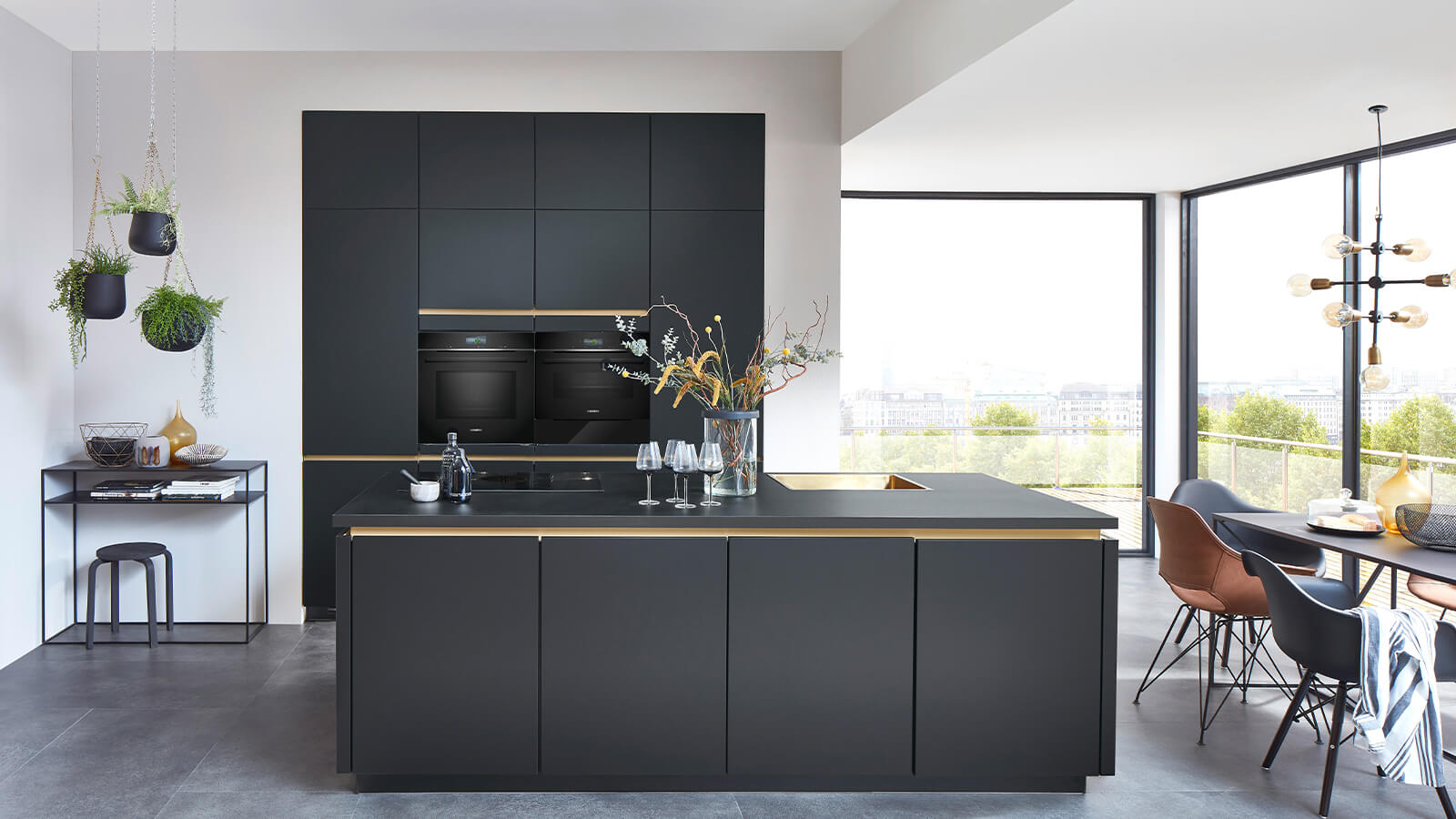 Designküche EM Touch in Schwarz supermatt mit großer Kücheninsel