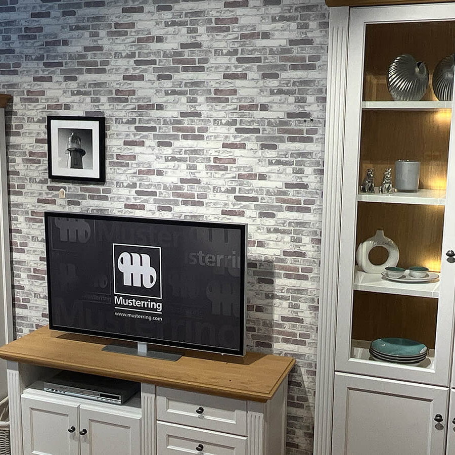 Wohnwand Maisonette in Weiß mit Asteiche-Akzenten, bestehend aus TV-Sideboard, Bar-Element und Vitrine mit integrierter Beleuchtung