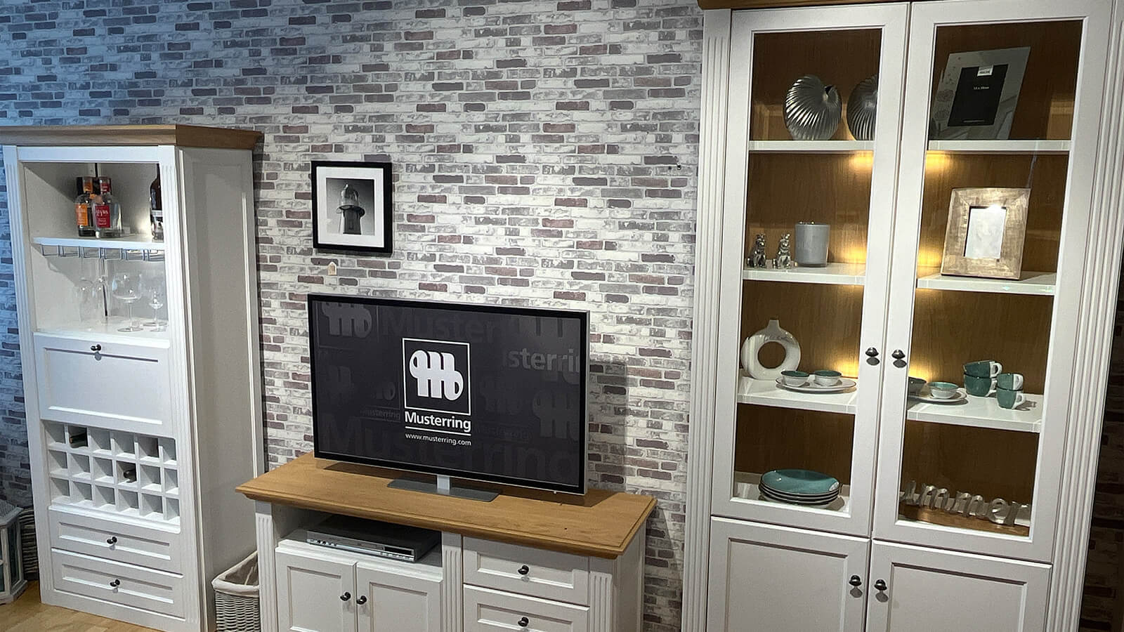 Wohnwand Maisonette in Weiß mit Asteiche-Akzenten, bestehend aus TV-Sideboard, Bar-Element und Vitrine mit integrierter Beleuchtung