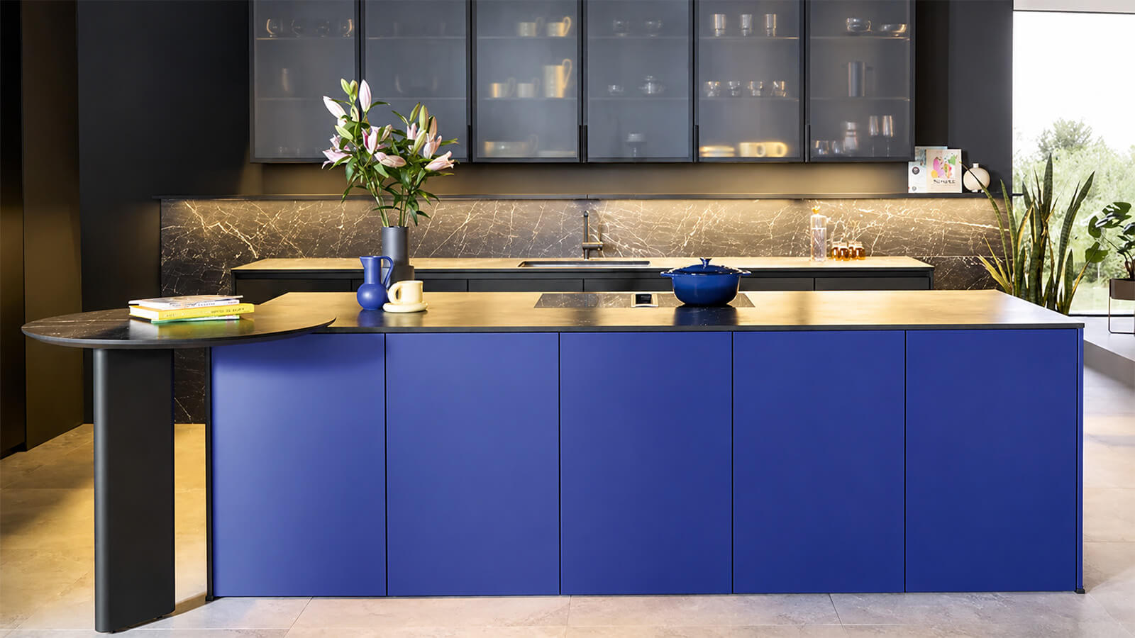 Moderne Design Küche mit blauer Kochinsel und dunkler Marmor Rückwand