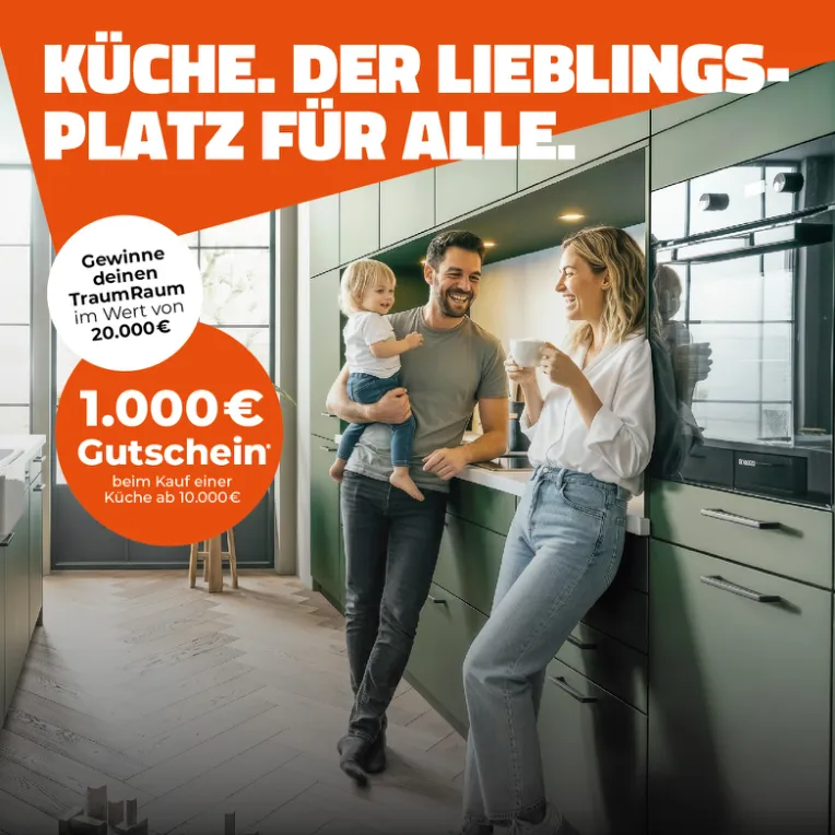 Schüller Küchenaktion: Familie in moderner Küche mit Hinweis auf 1.000 € Gutschein beim Kauf einer Küche ab 10.000 € und Gewinnchance auf einen TraumRaum im Wert von 20.000 €.