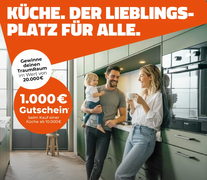 Schüller Küchenaktion: Familie in moderner Küche mit Hinweis auf 1.000 € Gutschein beim Kauf einer Küche ab 10.000 € und Gewinnchance auf einen TraumRaum im Wert von 20.000 €.