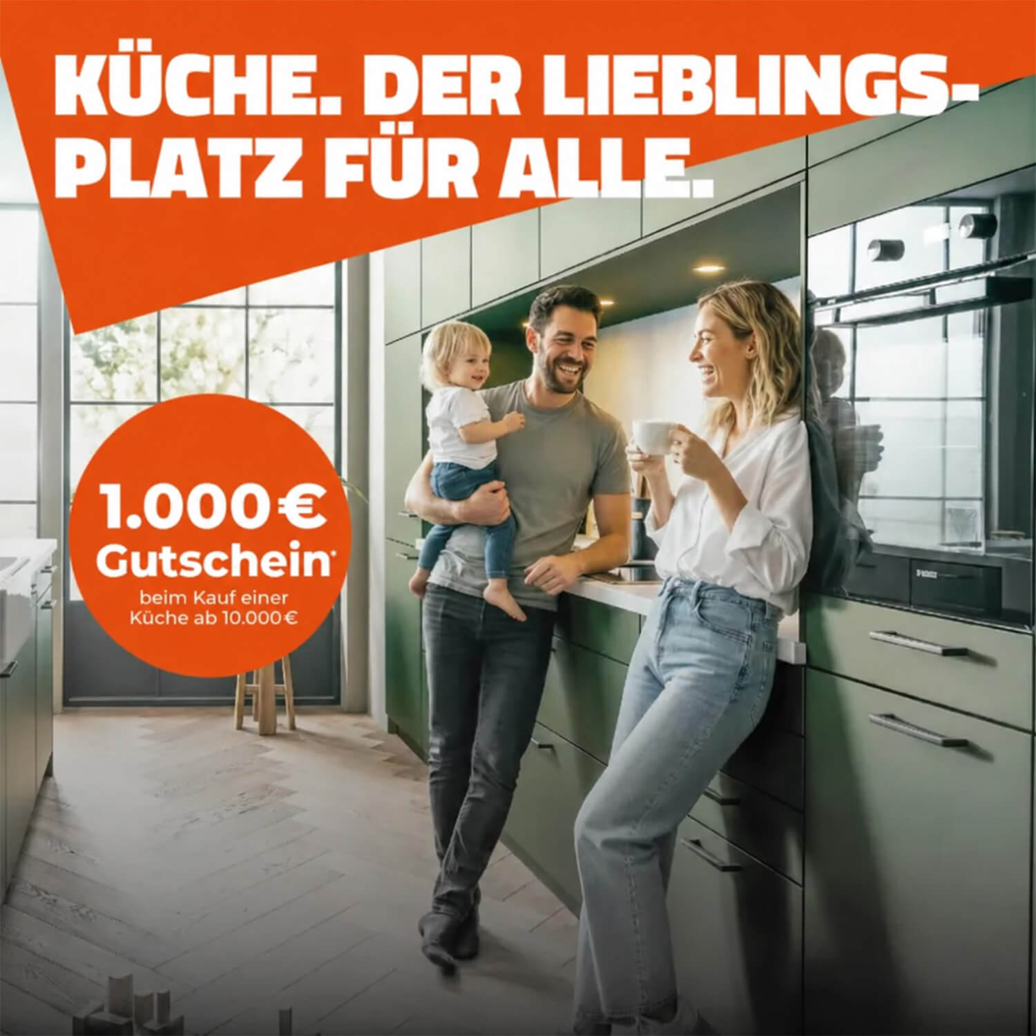 Schüller Küchenaktion: Familie in moderner Küche mit Hinweis auf 1.000 € Gutschein beim Kauf einer Küche ab 10.000 €