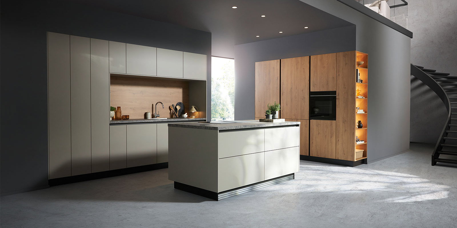 Moderne Sch&uuml;ller K&uuml;che in Kieselgrau mit warmen Holzelementen, gro&szlig;z&uuml;giger K&uuml;cheninsel, integrierten Ger&auml;ten und offenem Wohnbereich mit schwarzer Wendeltreppe.