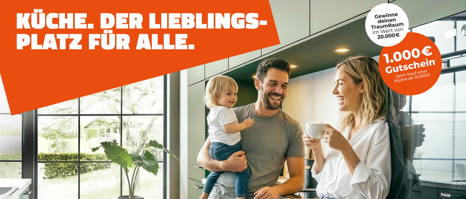 Schüller Küchenaktion: Familie in moderner Küche mit Hinweis auf 1.000 € Gutschein beim Kauf einer Küche ab 10.000 € und Gewinnchance auf einen TraumRaum im Wert von 20.000 €.