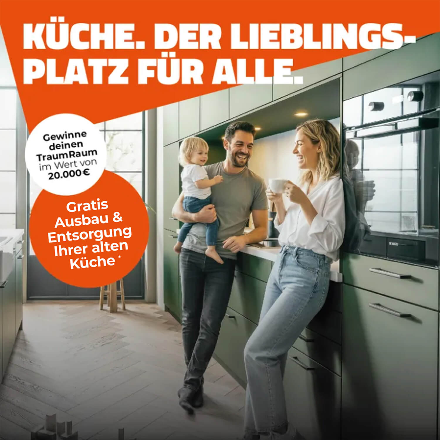 Familie mit Kind in moderner grüner Küche – Schüller Küchenaktion mit gratis Ausbau und Entsorgung der alten Küche.